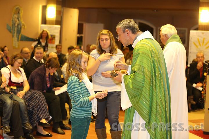 2012.11.18_17.08.19.jpg - Eva und DI Erich Berger, Leiter der Akademie für Familienpädagogik/Schönstatt am Kahlenberg, begrüßen die Familientrainer-Ehepaare und Gäste.