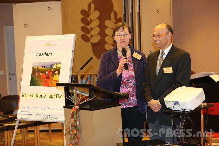 2012.11.18_14.58.57.jpg - Christa und Christoph Baumgartner gingen in ihrem Kurzreferat der Frage nach, wie Vertrauen entsteht, wie wir es im Alltag und von Gott als barmherzigen Vater her erleben.