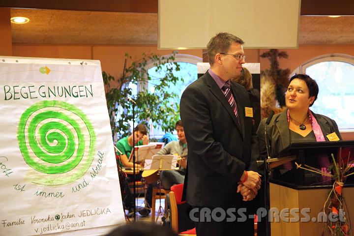 2012.11.18_15.14.52.jpg - Im Vortrag von Jochen und Veronika Jedlicka ging es um "Begegnungen - Gott ist immer und überall".