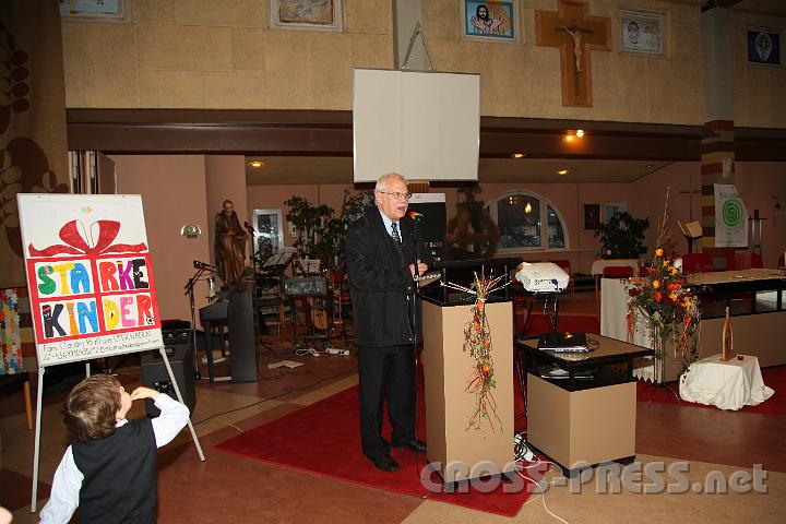 2012.11.18_15.39.44.jpg - Pfarrer und Hausherr KR P. Erwin Honer CMF begrüßt die Festgäste.