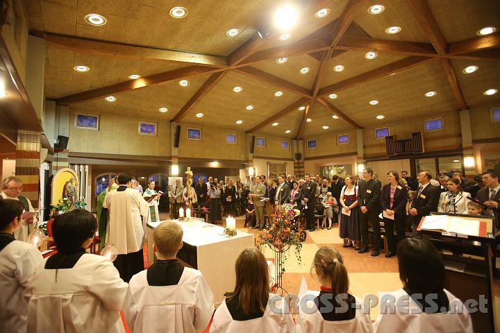 2012.11.18_16.22.05.jpg - Versammelt um den Tisch des Herrn ...