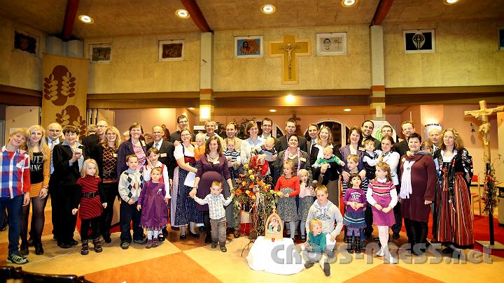 2012.11.18_17.28.57.jpg - Gruppenfoto aller frisch gesendeten Familientrainer mit ihren Familien, dem Begleitehepaar Zeitlinger und dem Ehepaar Berger sowie Generalvikar Dr.Nikolaus Krasa.