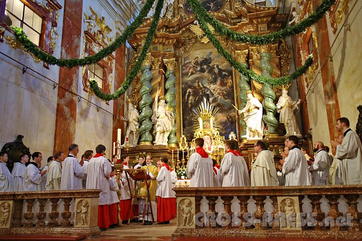 2013.04.14_11.28.50.jpg - Feierlicher Tannenreisig-Baldachin über dem Altarraum.