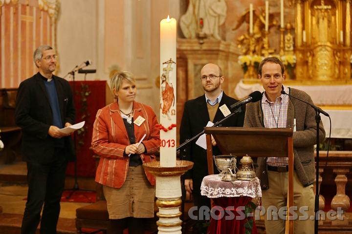 2013.05.04_10.32.45.jpg - Stefan Lebesmühlbacher von der "Initiative Christliche Familien" (ICF), die neben der "Gemeinschaft der Seligpreisungen" und der Diözese das Treffen organisierte, mit den Referenten Martina und Herbert Heigl sowie Andreas Schätzle.