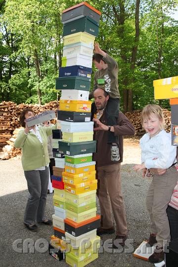 2013.05.04_13.22.53.jpg - Wer baut den höchsten Schachtelturm?