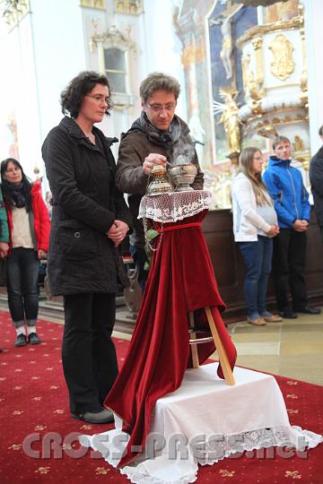2013.05.04_15.29.58.jpg - Wie Gebet steigt der Weihrauch empor zu Gott...