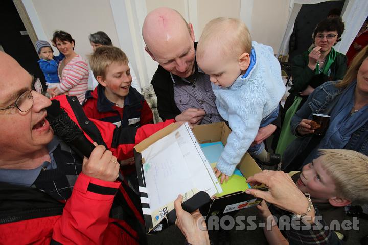 2013.05.04_17.56.39.jpg - Der jüngste Teilnehmer war der erste Gewinner beim "großen Finale" und durfte dann selbst die anderen Gewinnlose ziehen.