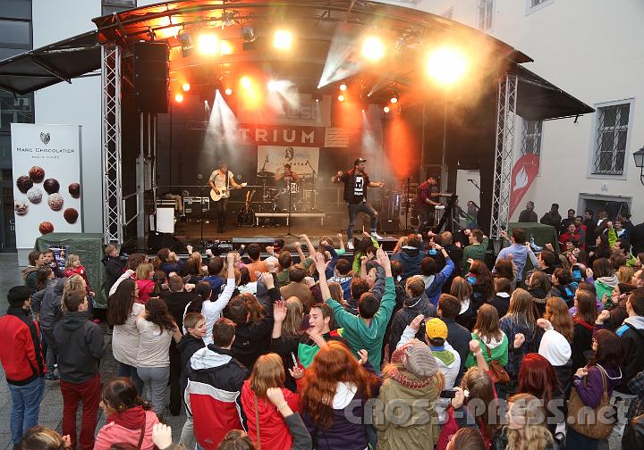2013.05.31_20.18.12.jpg - Das Konzert fand hinter dem Karmeliterkloster auf dem OK Platz statt.