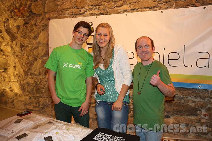 2013.05.31_22.27.18.jpg - Alexander Voglauer, Organisator des X-Festes, beim Stand von ezekiel.at.
