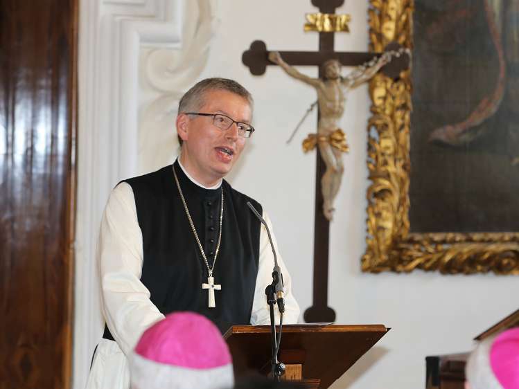 GrundSteinLegung für den HochSchul-AusBau Abt Maximilian Heim begrüßt die versammelte Festgemeinde im Kaisersaal des Stiftes.