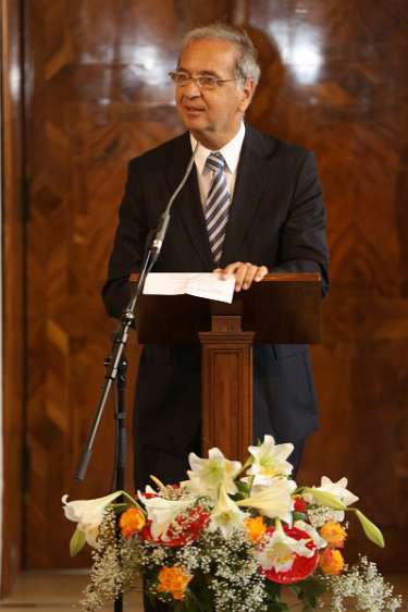 GrundSteinLegung für den HochSchul-AusBau Der Gründungsdekan der Lebenswissenschaftlichen Fakultät in Wien Univ. Prof. Christian Noe begann seinen Impuls mit dem Sonnengesang des hl.Franziskus.