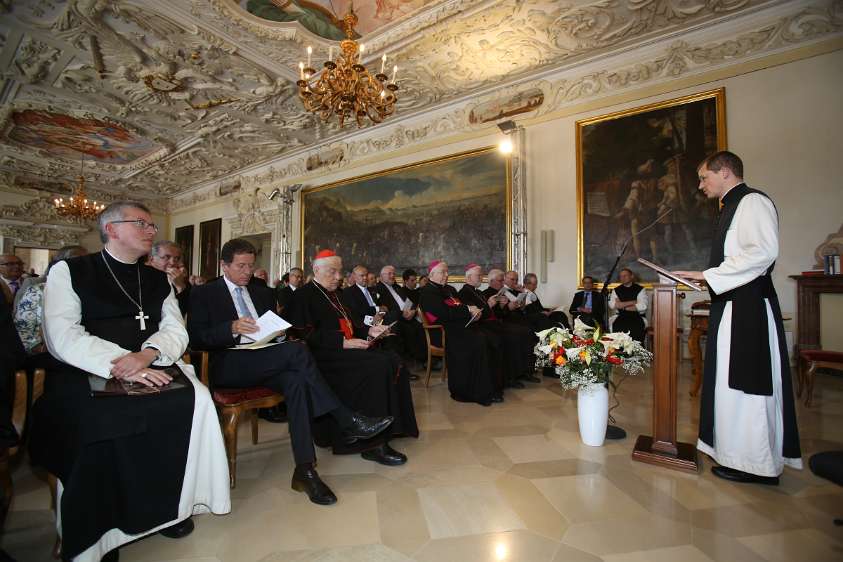 GrundSteinLegung für den HochSchul-AusBau P.Johannes Paul Chavanne kündigt DDr. Löw an.
