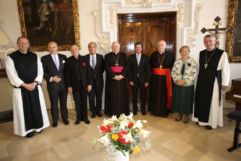 GrundSteinLegung für den HochSchul-AusBau Die Ehrenrunde des Dies Festivus (V.l.n.r.): Rektor P.Karl Wallner, Ehrensenator DDr. Peter Löw, Komponist der Heiligenkreuzer-Hochschulhymne Robert Werner,...