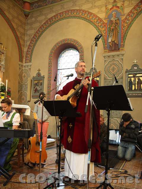 2013.09.14_17.10.51.jpg - Immer wieder greift der Programmdirektor ganz spontan zur Gitarre und erfreut uns mit seinen Liedern.