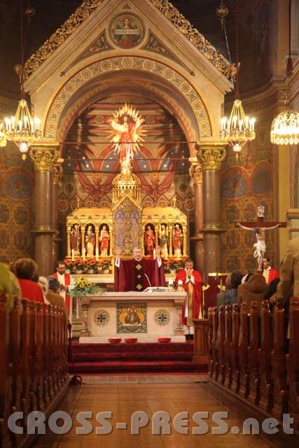2013.09.14_17.25.58.jpg - Andreas Schätzle spendet den Schluss-Segen unter dem prächtigen Hochaltar aus Metall, Porphyr und Marmor, der eine Herz-Jesu-Statue umrahmt.