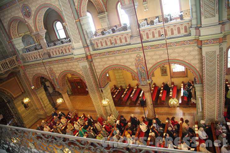2013.09.14_15.33.14.jpg - Die im neuromantischen Stil gestaltete Herz-Jesu-Kirche besteht aus einer Vorhalle und einem Langhaus, das sich in ein Hauptschiff und zwei niedrigere Seitenschiffe gliedert.