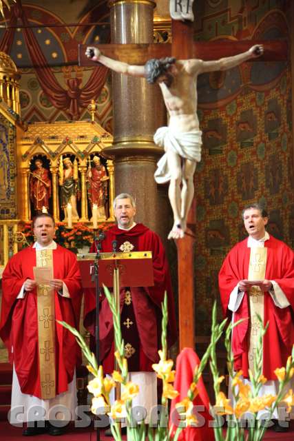 2013.09.14_16.07.14.jpg - Drei würdige Nachfolger Christi:  P.Andreas Hasenburger, Hw. Andreas Schätzle und Pfarrer Christoph Haider unter dem Kreuz.