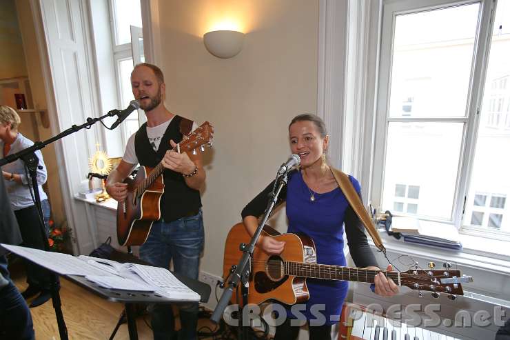2013.10.06_12.16.03.jpg - Christian Heidenbauer von "Mission Arise" und Maria Kotsis.