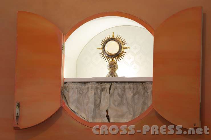 2013.10.06_13.46.51.jpg - Offener Tabernakel zur Anbetung.