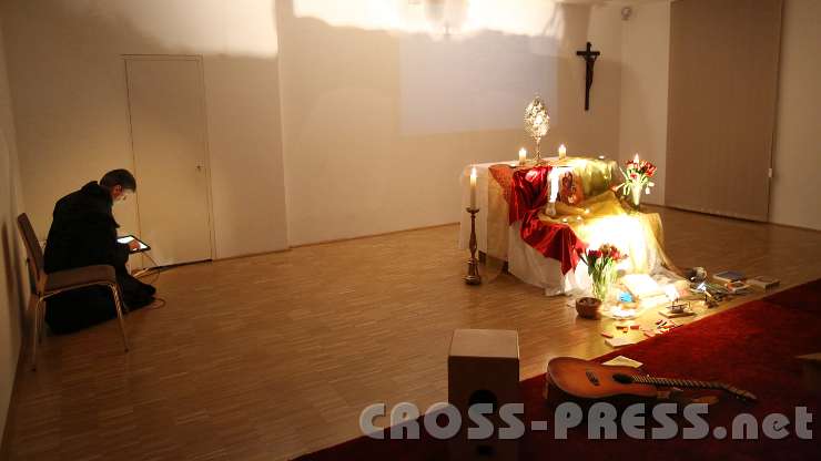 2014.01.17_22.12.43.jpg - Anbetung 24/7.  P.Benno betet Vesper via iPad.  ;)