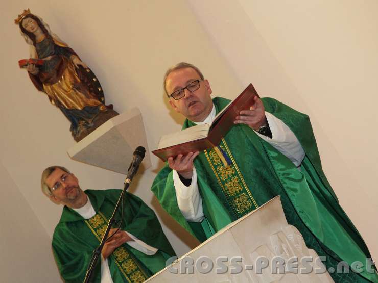 2014.01.18_12.07.50.jpg - P. Dr. Anton Lässer, Regens des überdiözesanen Priesterseminars Leopoldinum, mit Programmdirektor Andreas Schätzle unter der Statue der Heiligen Katharina von Alexandrien, der Patronin der Katharinenkapelle.