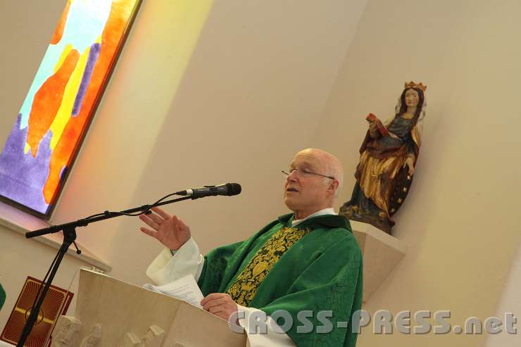 2014.01.18_12.11.32.jpg - P. Leo Maasburg, der Mutter Teresa viele Jahre hindurch begleitete, bei seiner Predigt in der Kapelle des Leopoldinums.