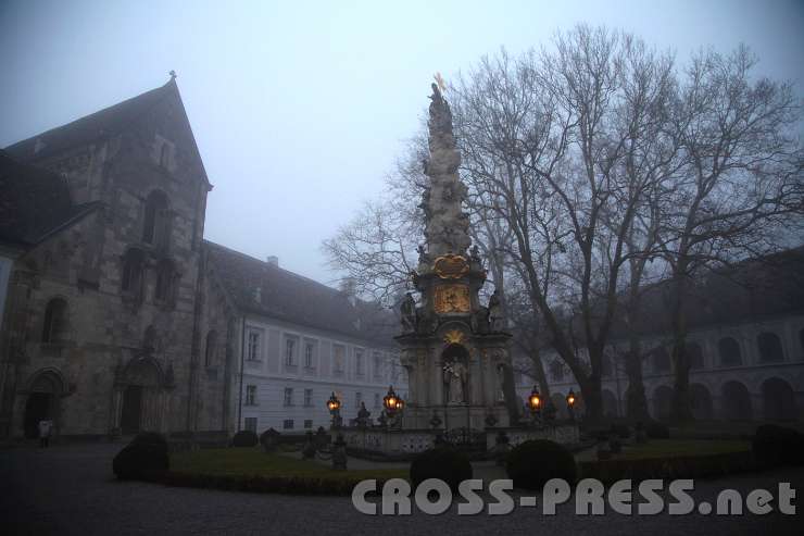 2014.01.18_16.13.45.jpg - Stift Heiligenkreuz, von Nebel umhüllt: die "individualistische Traurigkeit", von der P. Leo Maasburg Papst Franziskus zitierend sprach, zerreißt der Sonnenglanz des Ewigen Lichtes.
