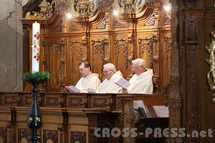 2014.05.21_19.02.27.jpg - Mönche bei der Vesper.