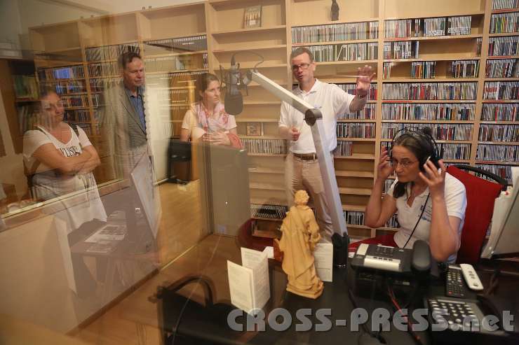 2014.05.23_20.29.59.jpg - Zur "Langen Nacht der Kirchen" gab es Studioführungen bei Radio Maria Austria von Geschäftsführer Christian Schmid.