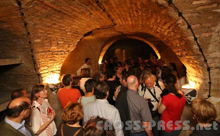 2014.05.23_21.23.01.jpg - Großes Gedränge in der Krypta der Dominikanerkirche.