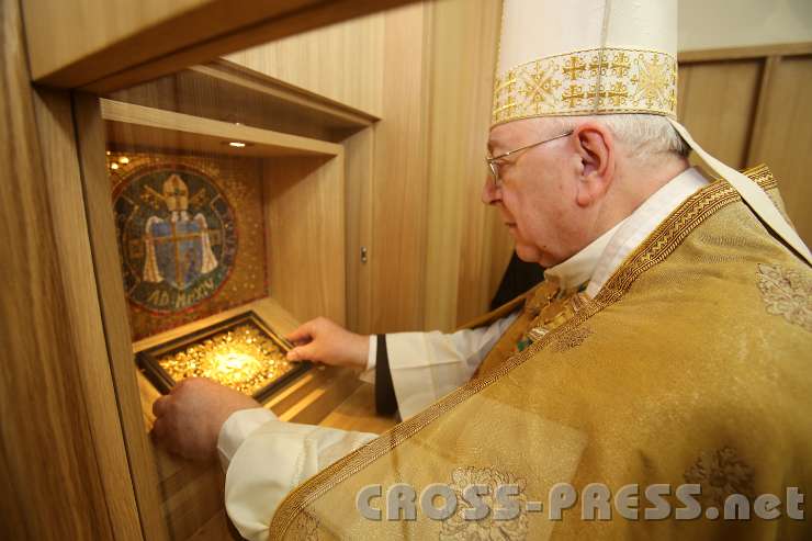 2014.06.25_17.23.42.jpg - Die Reliquie erhält einen Ehrenplatz in einer Vitrine.