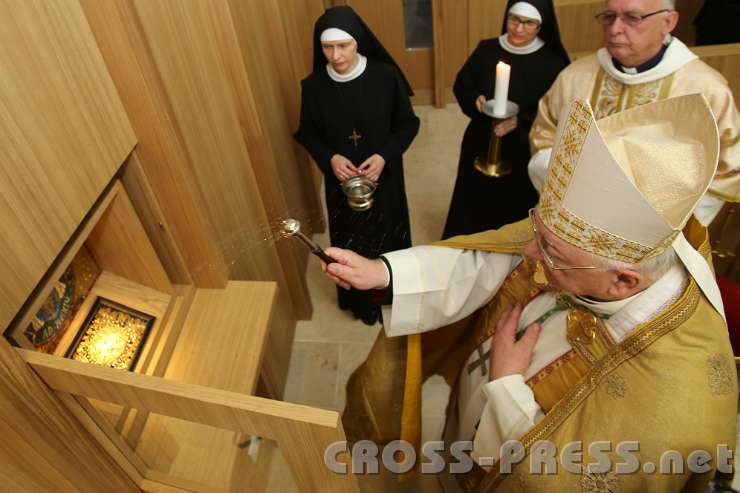 2014.06.25_17.24.05_01.jpg - Nuntius Peter Stephan Zurbriggen besprengt die Reliquie mit Weihwasser.