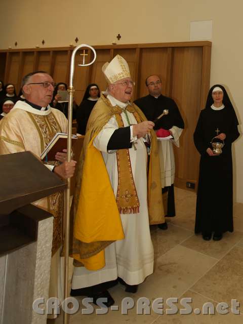 2014.06.25_17.40.30.jpg - Segensgebet über die Madonnenstatue.