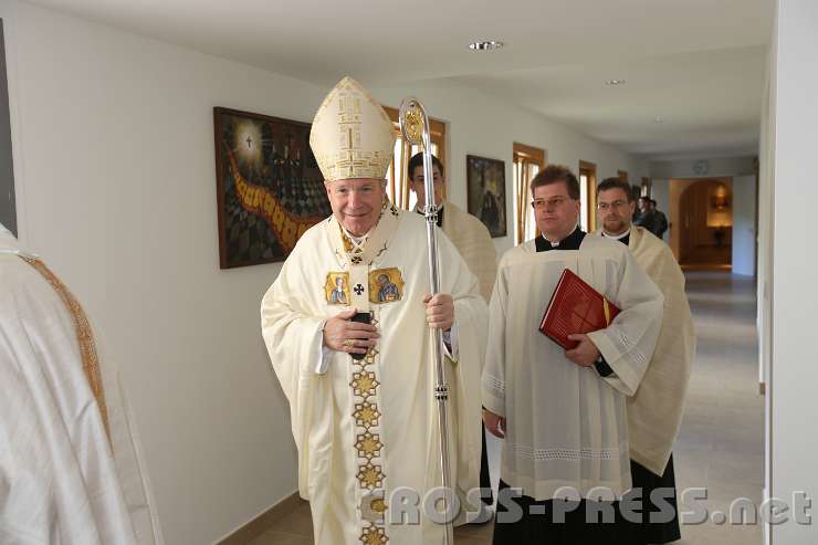 2014.06.26_09.34.43.jpg - Kardinal Schönborn im Verbindungsgang zur neuerbauten Klosterkirche "Zum hl. Benedikt und zur hl. Scholastika" des Priorates St. Benedikt der Benediktinerinnen der Anbetung.