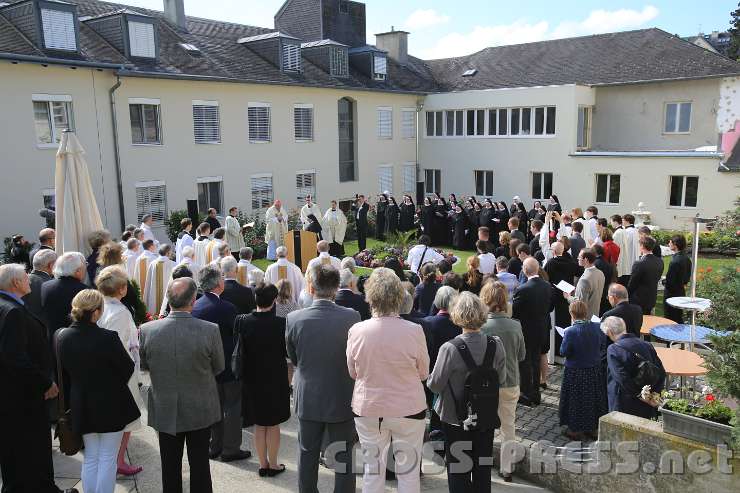 2014.06.26_09.37.26.jpg - Im Klostergarten bei der Bitte um Weihe.