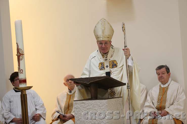2014.06.26_10.13.17.jpg - Homilie des Kardinals vom Ambo aus.