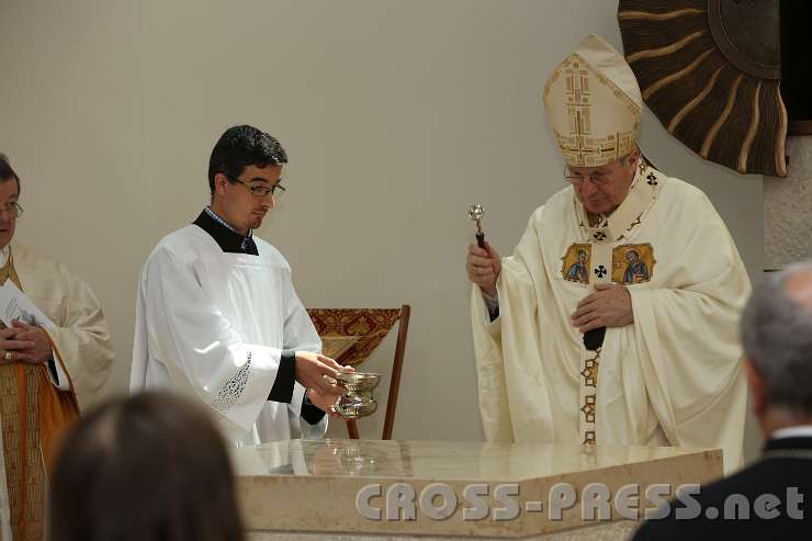 2014.06.26_10.35.37.jpg - Das Reliquiengefäß wurde in den Altar eingesetzt.