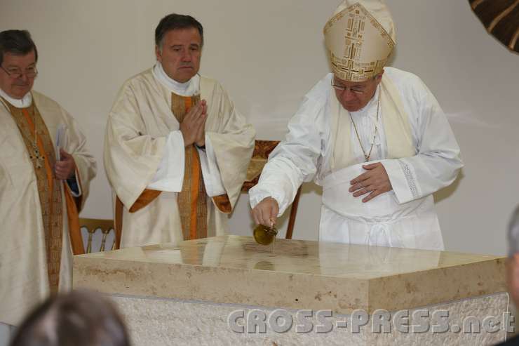 2014.06.26_10.39.57.jpg - Salbung des Altares