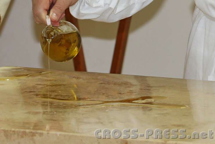 2014.06.26_10.40.03_c.jpg - Der Kardinal gießt in der Mitte und über den 4 Kreuzen in den Ecken Chrisamöl aus - in Kreuzesform.