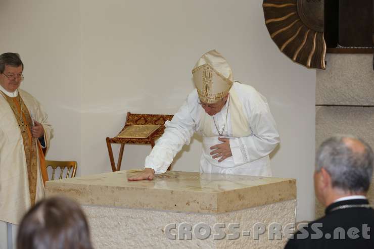 2014.06.26_10.40.32.jpg - In der Mitte beginnend erfolgt die Salbung des Altares. Dabei läuten die großen Glocken.