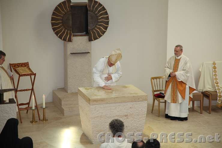 2014.06.26_10.40.37_01.jpg - In der Mitte beginnend erfolgt die Salbung des Altares. Dabei läuten die großen Glocken.