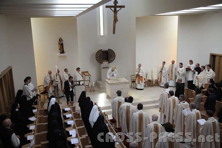 2014.06.26_10.40.46.jpg - Salbung der Altarmensa mit Chrisam.