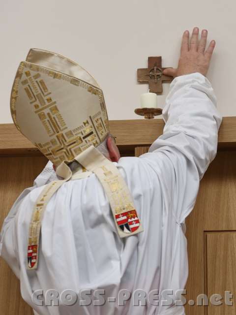 2014.06.26_10.43.51.jpg - Auch die 12 Apostelkreuze werden mit Chrisam gesalbt.