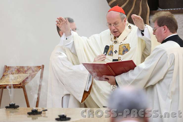 2014.06.26_10.54.20.jpg - Beim Singen des Weihegebetes.