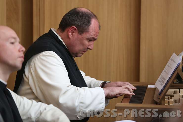 2014.06.26_11.00.05.jpg - Während der Altar gereinigt und bereitet wird, improvisiert Prior P.Simeon Wester OCist auf der Orgel.