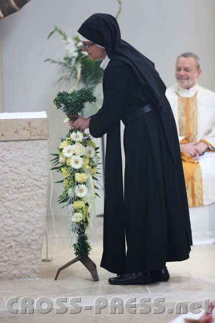 2014.06.26_11.04.13.jpg - Blumenschmuck für den Altar