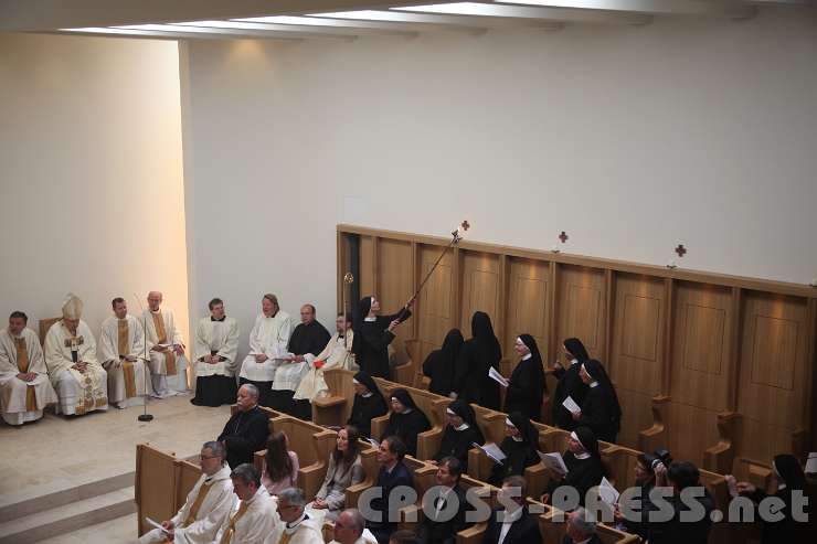 2014.06.26_11.06.24_01.jpg - Die 12 Kerzen unter den Apostelkreuzen werden entzündet.