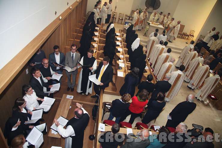 2014.06.26_11.19.22.jpg - Musikalische Gestaltung der Feier durch den Studentenchor von Heiligenkreuz.