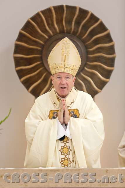 2014.06.26_11.57.43.jpg - Schluss-Segen des Kardinals