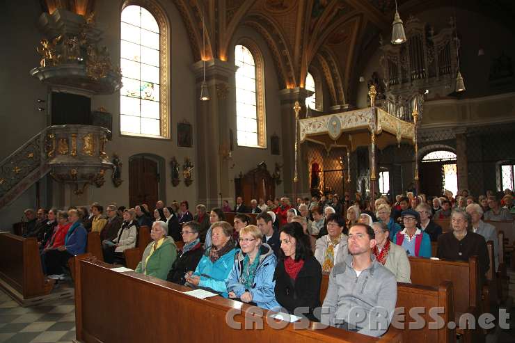 2014.09.13_14.00.56.jpg - Immer wieder neu aus Gewohntem aufzubrechen fordert uns heraus. Ein Impuls von Pfr. Franz Troyer stand am Beginn der kleinen Pilgerschaft von Radio Maria von Thaur nach Absam.